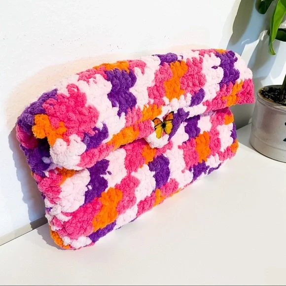 Very 90s VINTAGE Soft Fluffy Travel Clutch With Butterfly Clasp - Picture 2 of 9